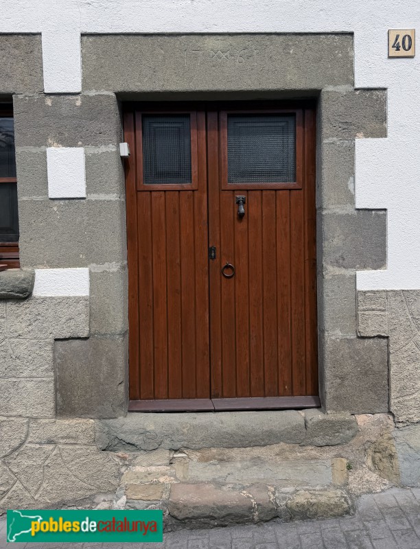 L'Esquirol - Carrer Nou. Llinda de 1761
