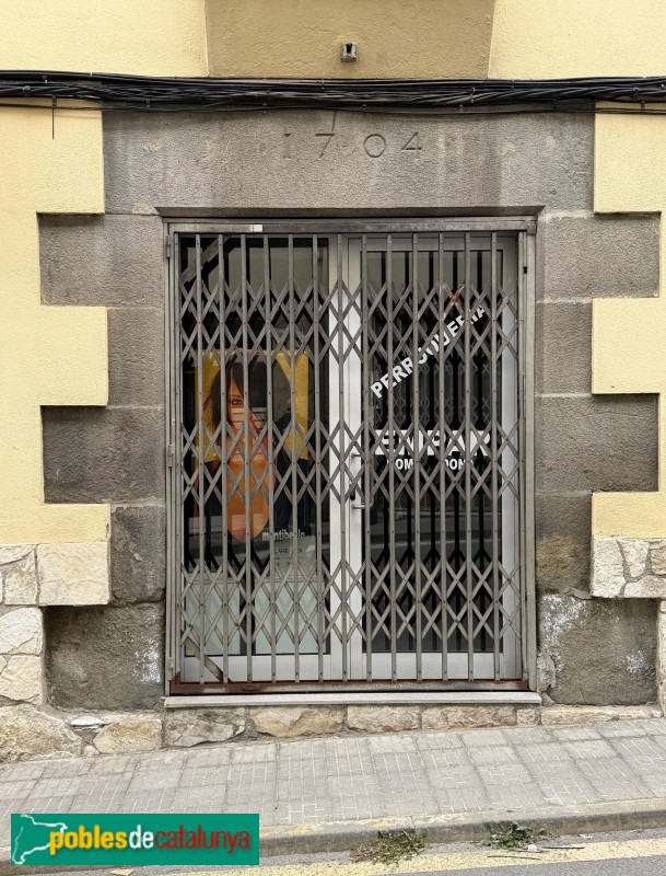 L'Esquirol - Carrer Major. Llinda de 1704