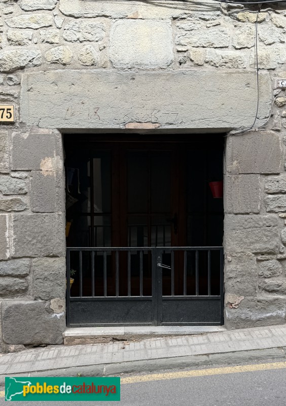 L'Esquirol - Carrer Major. Llinda de 1677