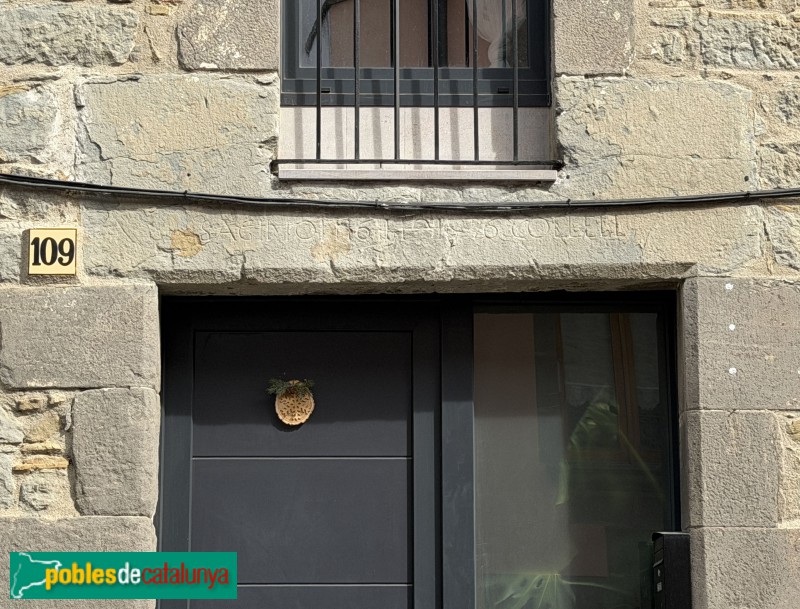 L'Esquirol - Carrer Major. Llinda de 1676