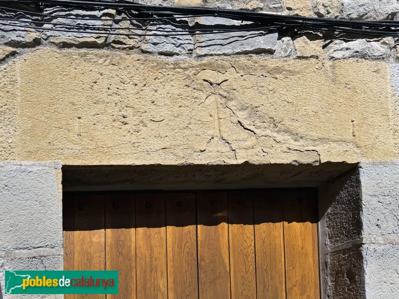 L'Esquirol - Carrer del Pont. Llinda del segle XVIII