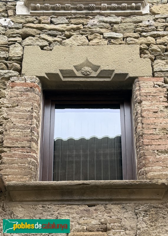 Folgueroles - Carrer Major. Finestra de Ca l'Albina