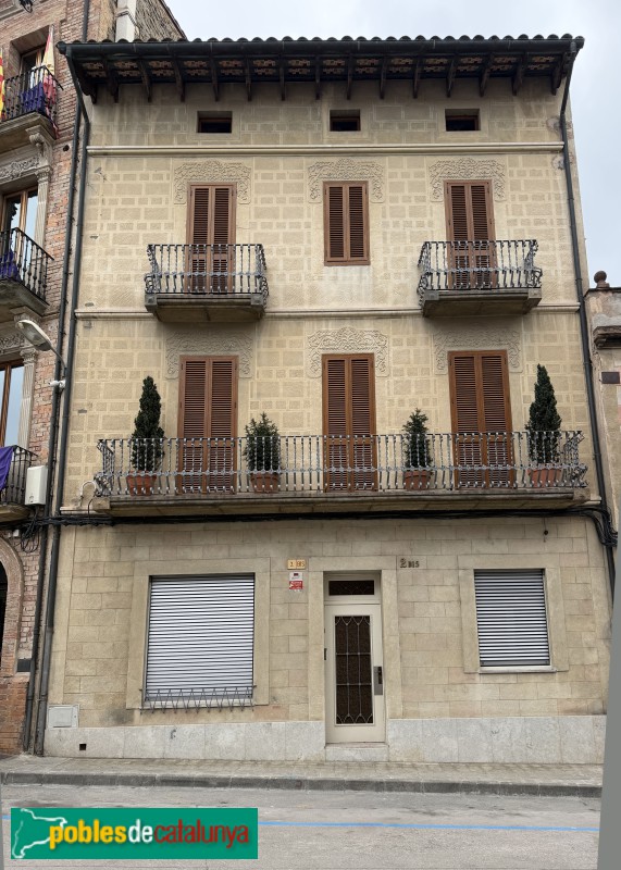Roda de Ter - Casa a la plaça Major, 2
