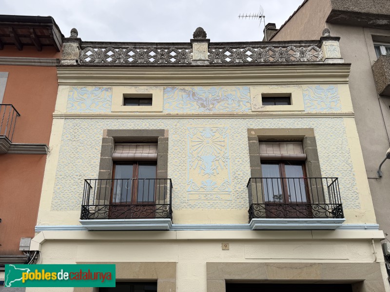 Roda de Ter - Casa a la plaça Major, 9