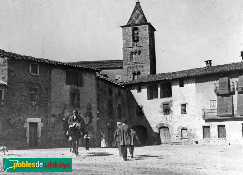 Taradell - Església de Sant Genís. Campanar romànic (Foto: Josep Massot -Arxiu Centre Excursionista de Catalunya-, 1909) Taradell - Església de Sant Genís. Campanar romànic