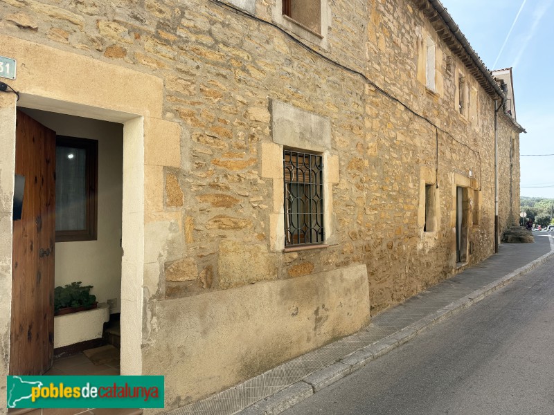 Taradell - Carrer de la Vila. Can Marquic i Ca l'Espanyol (Foto: Albert Esteves, 2026) Taradell - Carrer de la Vila. Can Marquic i Ca l'Espanyol