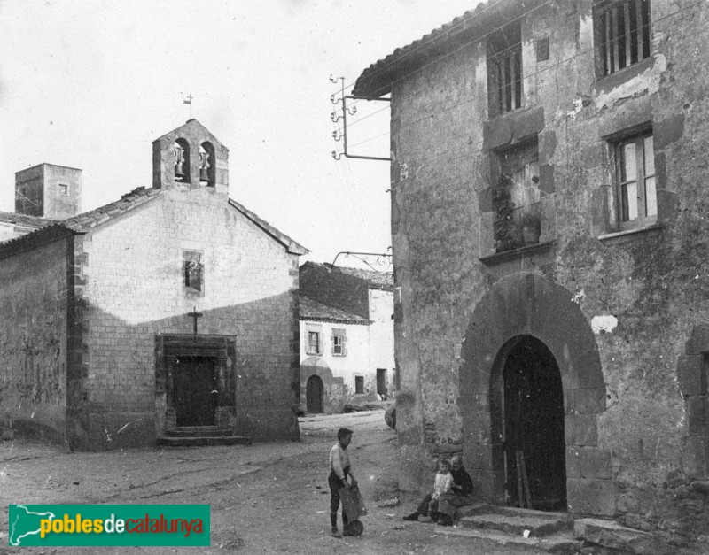 Taradell - Capella de Santa Llúcia (Foto: <i>Antoni Gallardo -Arxiu Centre Excursionista de Catalunya-</i>, 1926) Taradell - Capella de Santa Llúcia