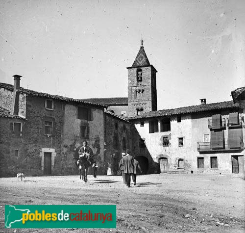 Taradell - La Plaça (Foto: <i>Frederic Bordas -Arxiu Centre Excursionista de Catalunya-</i>, 1882) Taradell - La Plaça