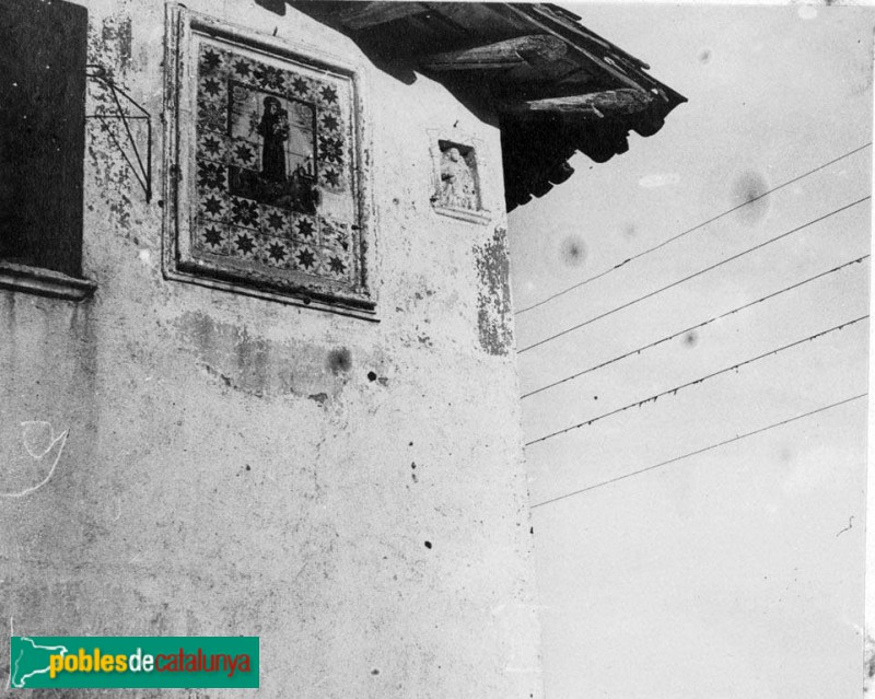 Taradell - La Plaça. Detall d'una casa (Foto: <i>Antoni Gallardo -Arxiu Fotogràfic Centre Excursionista de Catalunya-</i>, 1926) Taradell - La Plaça. Detall d'una casa