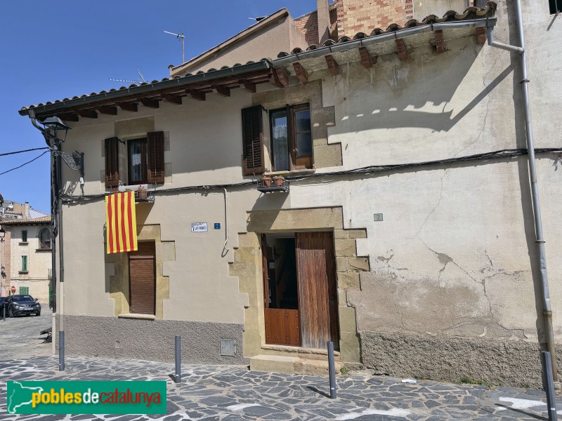 Taradell - Plaça de Santa Llúcia. Can Prunes (Foto: Albert Esteves, 2026) Taradell - Plaça de Santa Llúcia. Can Prunes