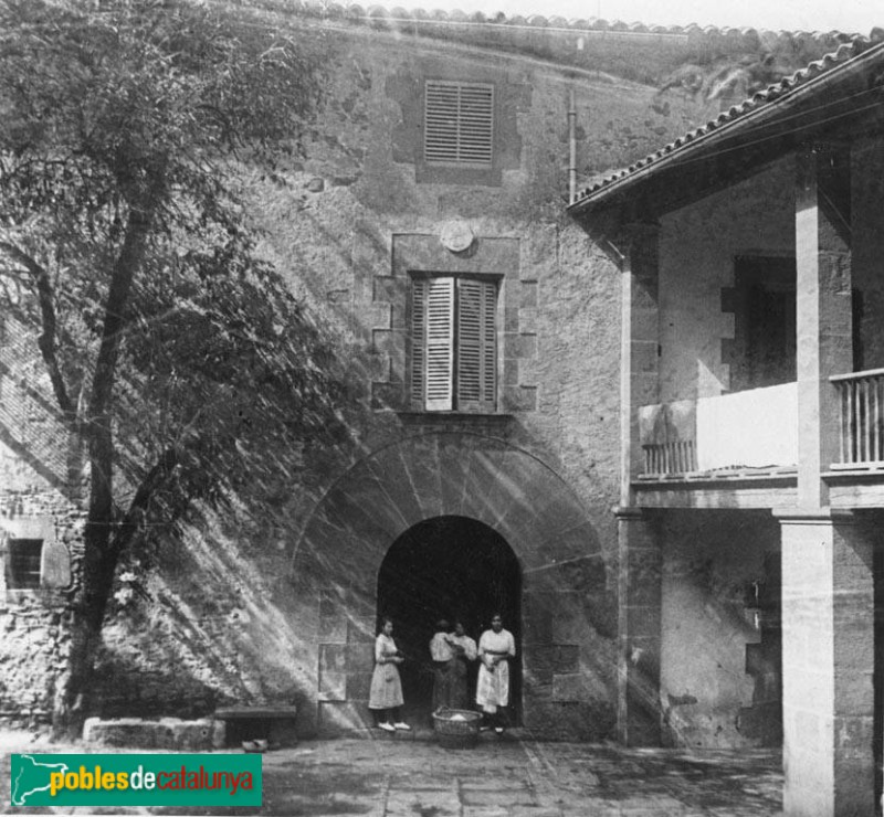 Sant Julià de Vilatorta - El Solà. Dones davant la façana de tramuntana (Foto: Antoni Gallardo -Arxiu Fotogràfic Centre Excursionista de Catalunya-, 1922) Sant Julià de Vilatorta - El Solà. Dones davant la façana de tramuntana