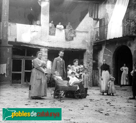 Sant Julià de Vilatorta - Grup familiar posant al pati del Solà (Foto: Frederic Bordas -Arxiu Fotogràfic Centre Excursionista de Catalun, c1890) Sant Julià de Vilatorta - Grup familiar posant al pati del Solà
