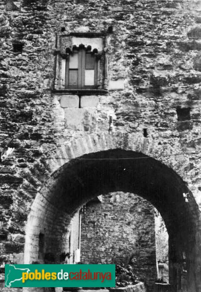 Mas Carreras de Ginestar (Foto: Ramon Maria Castells -invarquit.cultura.gencat.cat, 1926) Mas Carreras de Ginestar