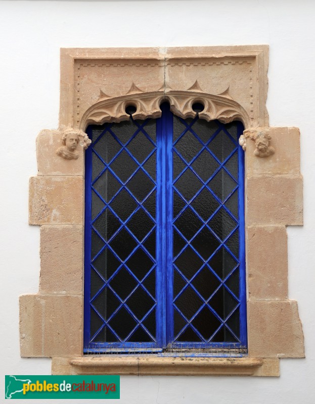 Sitges - Palau Maricel de Terra. Finestra procedent del castell de Terrassa (Foto: Albert Esteves, 2022) Sitges - Palau Maricel de Terra. Finestra procedent del castell de Terrassa