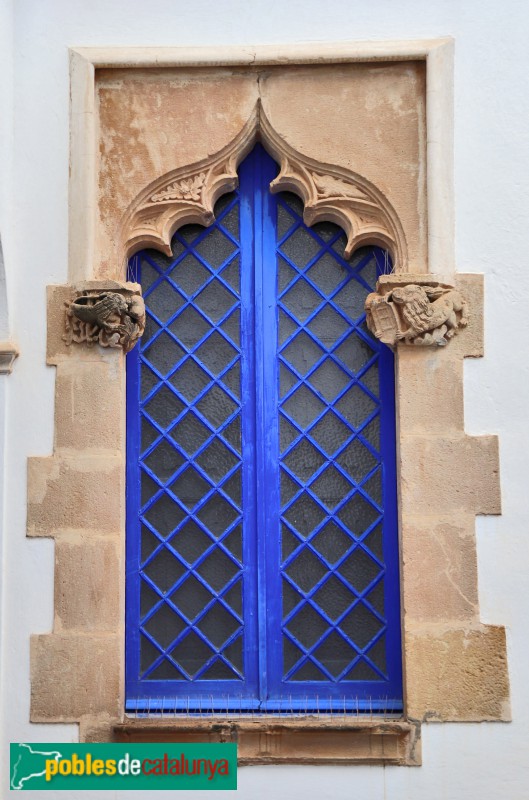 Sitges - Palau Maricel de Terra. Finestra procedent del castell de Terrassa (Foto: Albert Esteves, 2022) Sitges - Palau Maricel de Terra. Finestra procedent del castell de Terrassa