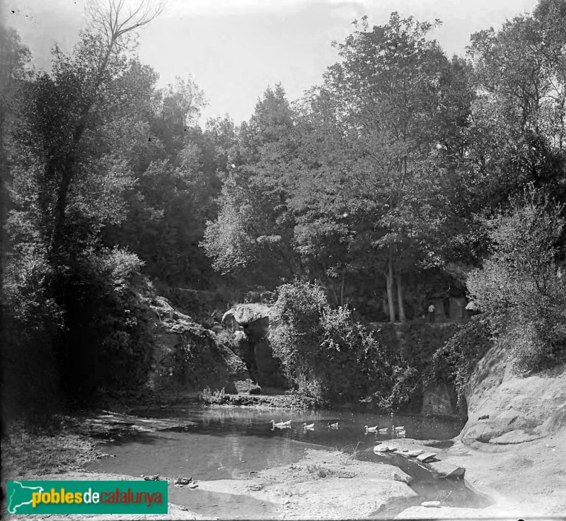 Canet d'Adri - Parc de la Font de la Torre (Foto: <i>Josep Salvany -Fons Salvany. Biblioteca de Catalunya-</i>, 1924) Canet d'Adri - Parc de la Font de la Torre