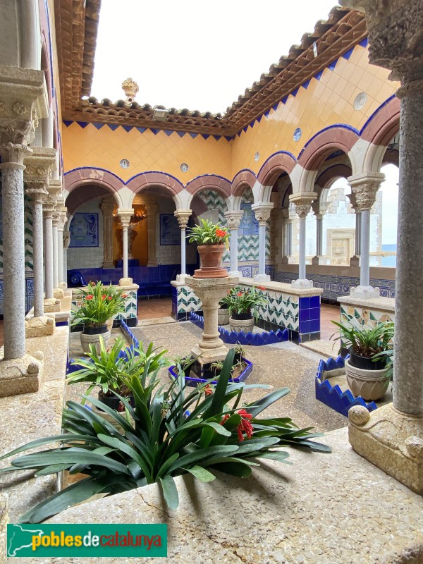 Sitges - Palau Maricel de Terra. Claustre (Foto: Albert Esteves, 2022) Sitges - Palau Maricel de Terra. Claustre