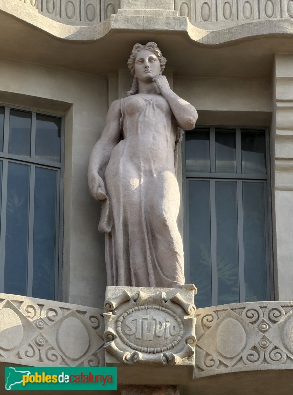 Barcelona - Escultura de la casa Damians: Studio