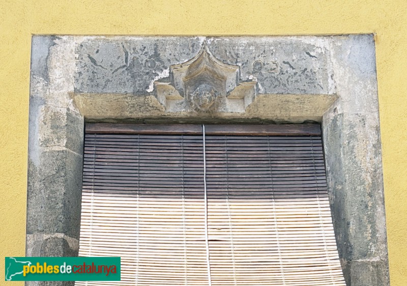 Manlleu - Ca la Reina de les Pageses. Llinda de 1692