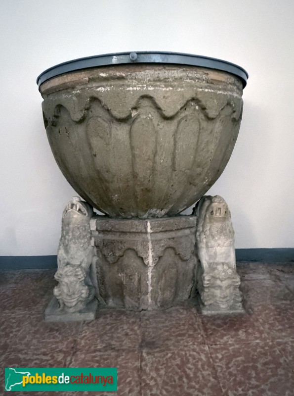 Falset - Església de Santa Maria. Pica baptismal (segle XVI-XVII) (Foto: Albert Esteves, 2026) Falset - Església de Santa Maria. Pica baptismal (segle XVI-XVII)