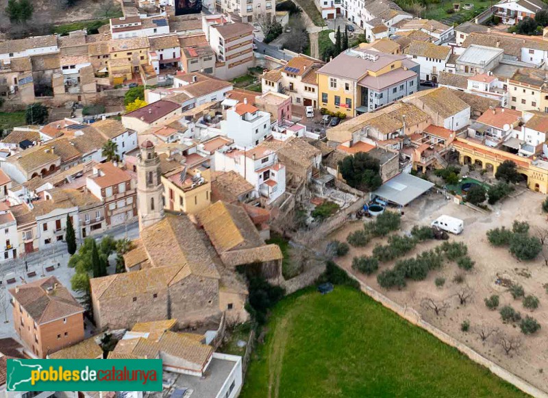 La Bisbal del Penedès - L'església, en primer terme, i Cal Salbà al fon (Foto: Francesc Vidal-Barraquer, 2025) La Bisbal del Penedès - L'església, en primer terme, i Cal Salbà al fon