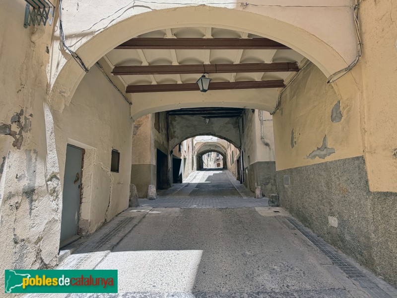 Falset - Carrer dels Arcs (Foto: Albert Esteves, 2026) Falset - Carrer dels Arcs