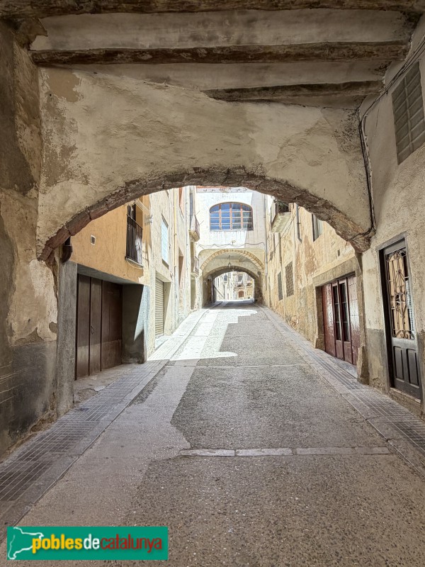 Falset - Carrer dels Arcs (Foto: Albert Esteves, 2026) Falset - Carrer dels Arcs