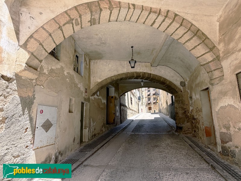 Falset - Carrer dels Arcs (Foto: Albert Esteves, 2026) Falset - Carrer dels Arcs
