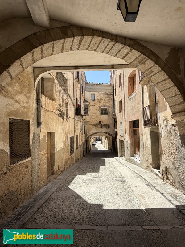 Falset - Carrer dels Arcs (Foto: Albert Esteves, 2026) Falset - Carrer dels Arcs