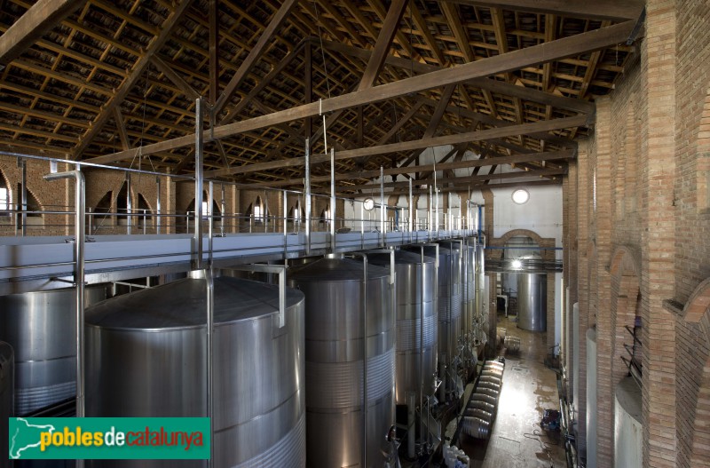 Falset - Celler cooperatiu (Foto: Bob Masters -invarquit.cultura.gencat.cat-, 2008) Falset - Celler cooperatiu