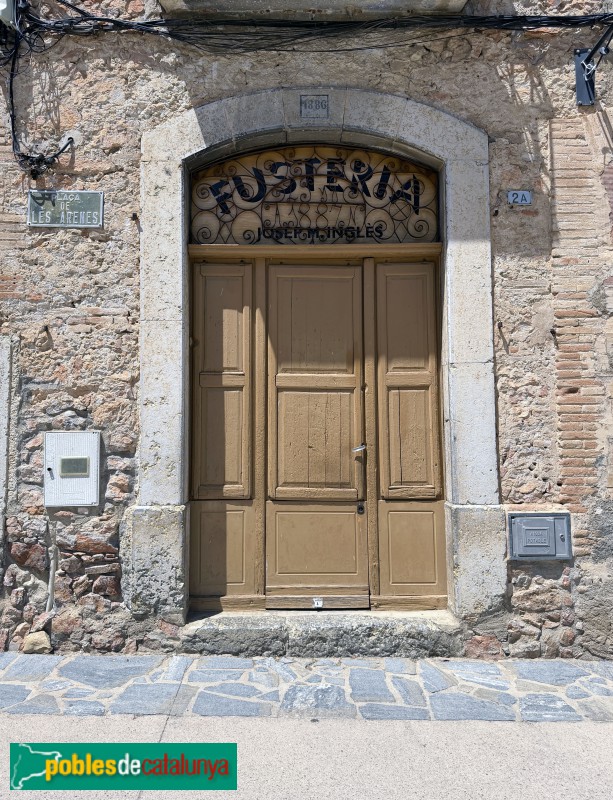 Marçà - Portal de Cal Comparances, 1886 (Foto: Albert Esteves, 2026) Marçà - Portal de Cal Comparances, 1886