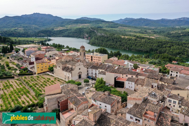 Els Guiamets - Pantà dels Guiamets  amb el poble en primer pla