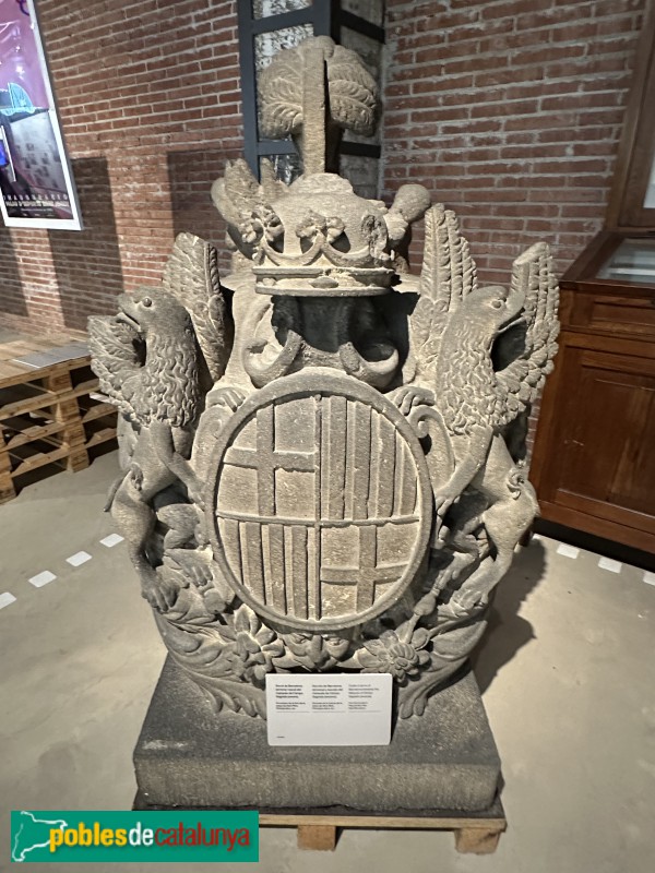 Barcelona - Escut de Barcelona i del Marquès de Campo Sagrado. Remat de l'antiga font (c.1826)