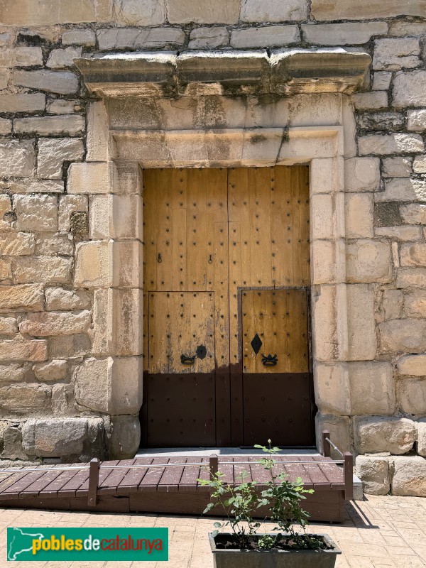 Cornudella de Montsant - Església de Santa Maria. Porta lateral (Foto: Albert Esteves, 2026) Cornudella de Montsant - Església de Santa Maria. Porta lateral