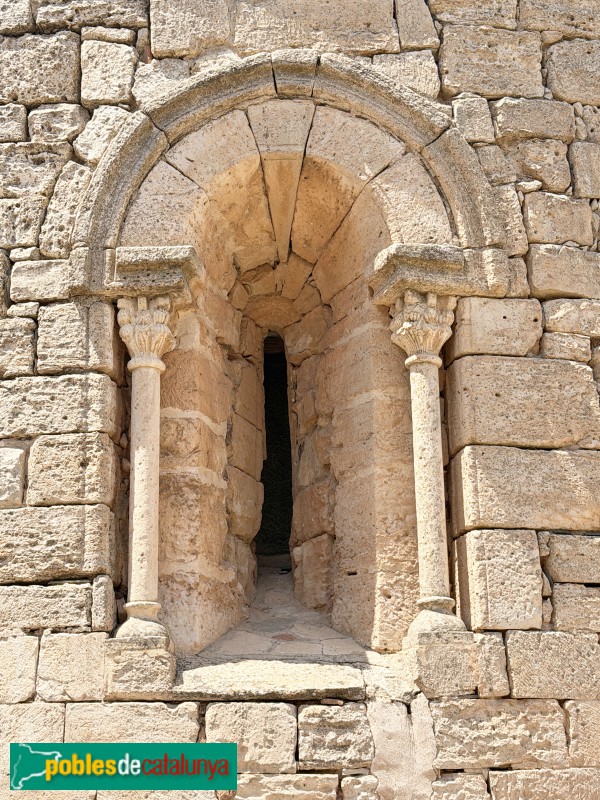 Cornudella de Montsant - Església de Santa Maria de Siurana. Finestra de l'absis (Foto: Albert Esteves, 2026) Cornudella de Montsant - Església de Santa Maria de Siurana. Finestra de l'absis