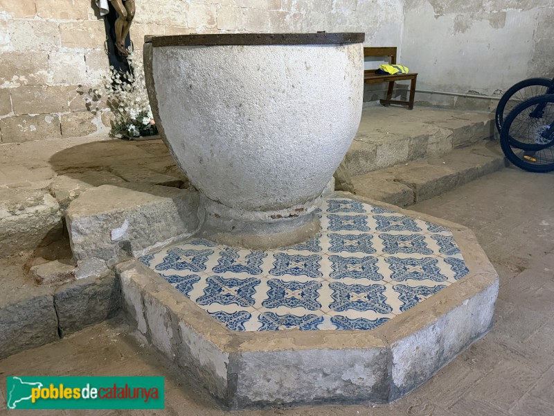 Cornudella de Montsant - Església de Santa Maria de Siurana. Pica baptismal (Foto: Albert Esteves, 2026) Cornudella de Montsant - Església de Santa Maria de Siurana. Pica baptismal