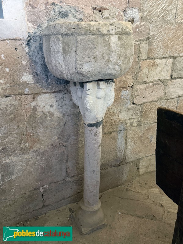 Cornudella de Montsant - Església de Santa Maria de Siurana. Pica beneitera (Foto: Albert Esteves, 2026) Cornudella de Montsant - Església de Santa Maria de Siurana. Pica beneitera