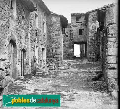 Cornudella de Montsant - Siurana. Plaça Vella (Foto: <i>Rafael Degollada - Arxiu Centre Excursionista de Catalunya-</i>, 1912-24) Cornudella de Montsant - Siurana. Plaça Vella