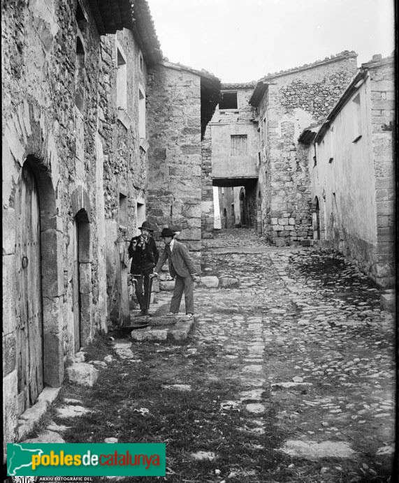 Cornudella de Montsant - Siurana. Plaça Vella (Foto: <i>Josep Massot -Arxiu Centre Excursionista de Catalunya-</i>, c.1909) Cornudella de Montsant - Siurana. Plaça Vella