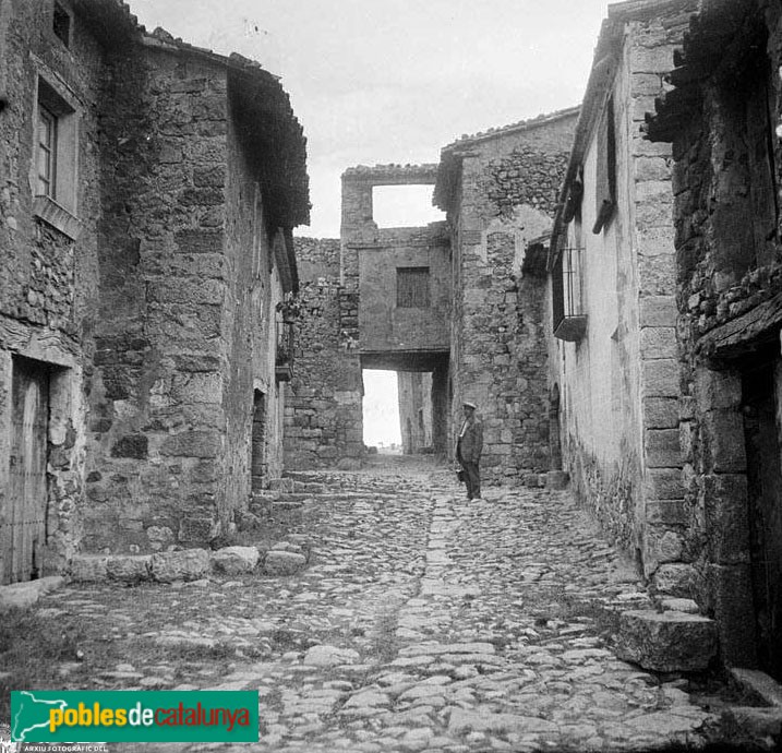 Cornudella de Montsant - Siurana. Plaça Vella (Foto: <i>Francesc Blasi -Arxiu Centre Excursionista de Catalunya-</i>, 1927) Cornudella de Montsant - Siurana. Plaça Vella