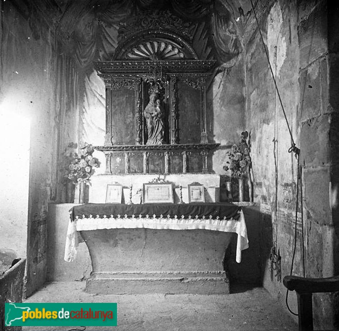 Cornudella de Montsant - Altar del Roser a l'interior de l'església d' Albarca (Foto: <i>Josep Salvany -Fons Salvany. Biblioteca de Catalunya-</i>, 1923) Cornudella de Montsant - Altar del Roser a l'interior de l'església d' Albarca