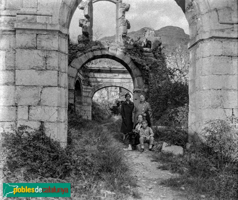 Cartoixa d'Escaladei - Edificis d'accés (Foto: <i>Josep Vidal i Barraquer</i>, anys 20-30 del segle XX) Cartoixa d'Escaladei - Edificis d'accés