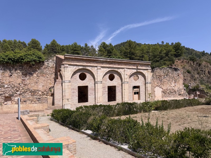 Cartoixa d'Escaladei - Claustre major. Galeria dels tres arcs (reconstruïda) (Foto: Albert Esteves, 2026) Cartoixa d'Escaladei - Claustre major. Galeria dels tres arcs (reconstruïda)