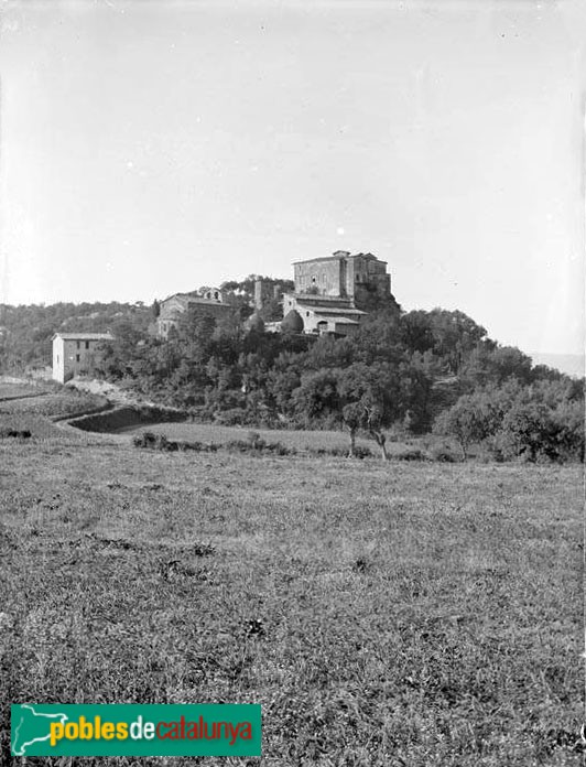 Tavèrnoles - Castell de Savassona (Foto: Anònima - Arxiu Centre Excursionista de Catalunya-, 1889-1916) Tavèrnoles - Castell de Savassona