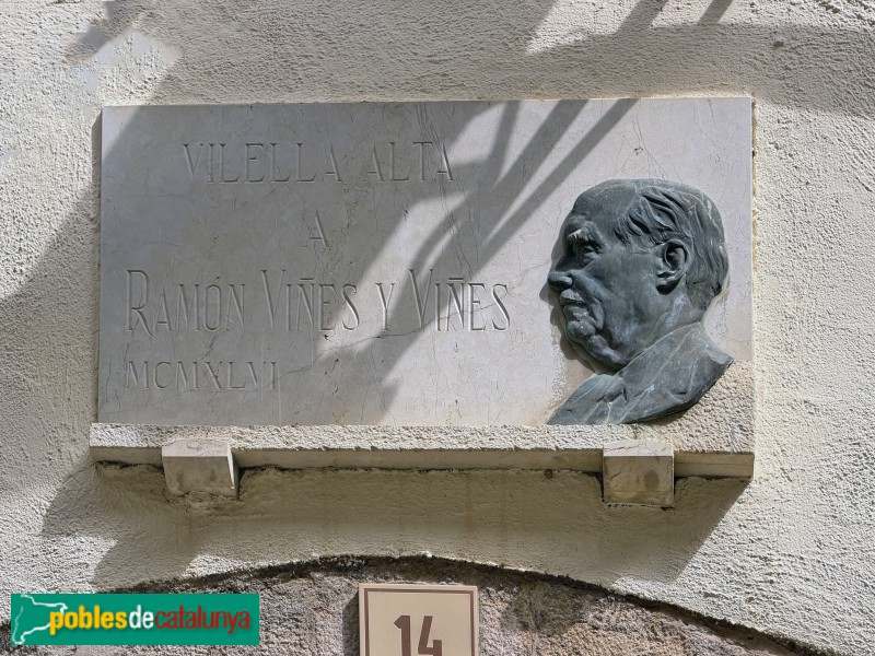 La Vilella Alta - Carrer Major. Placa en honor a Ramon Viñes