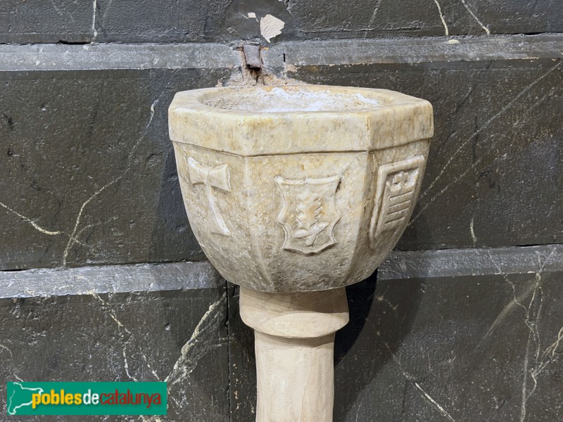 Poboleda - Església de Sant Pere. Pica del segle XIV (Foto: Albert Esteves, 2026) Poboleda - Església de Sant Pere. Pica del segle XIV