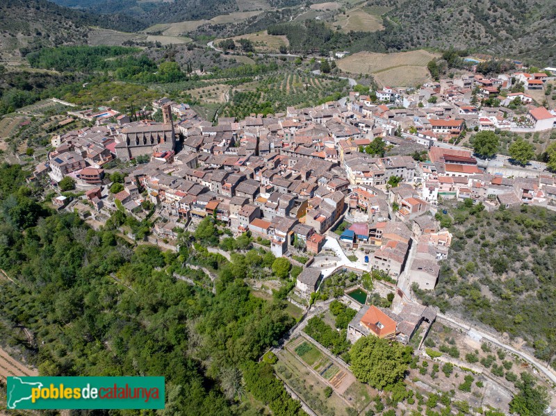 Poboleda, amb l'església a mà esquerra (Foto: Francesc Vidal-Barraquer, 2024) Poboleda, amb l'església a mà esquerra