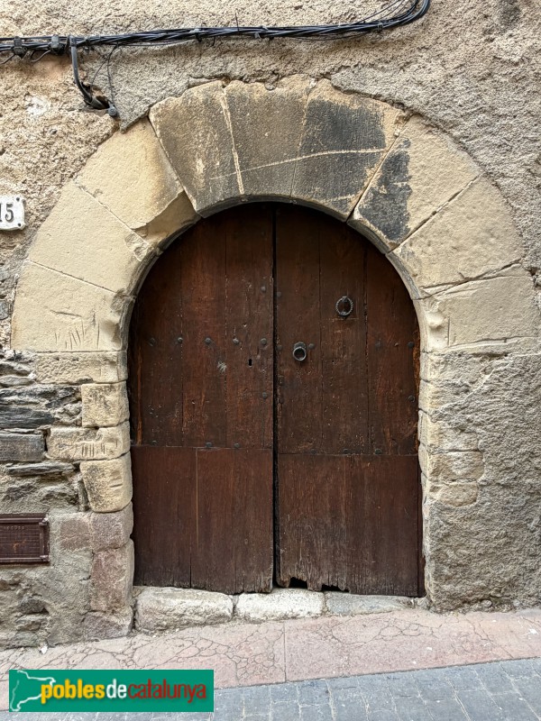 Poboleda - Portal adovellat (Foto: Albert Esteves, 2026) Poboleda - Portal adovellat