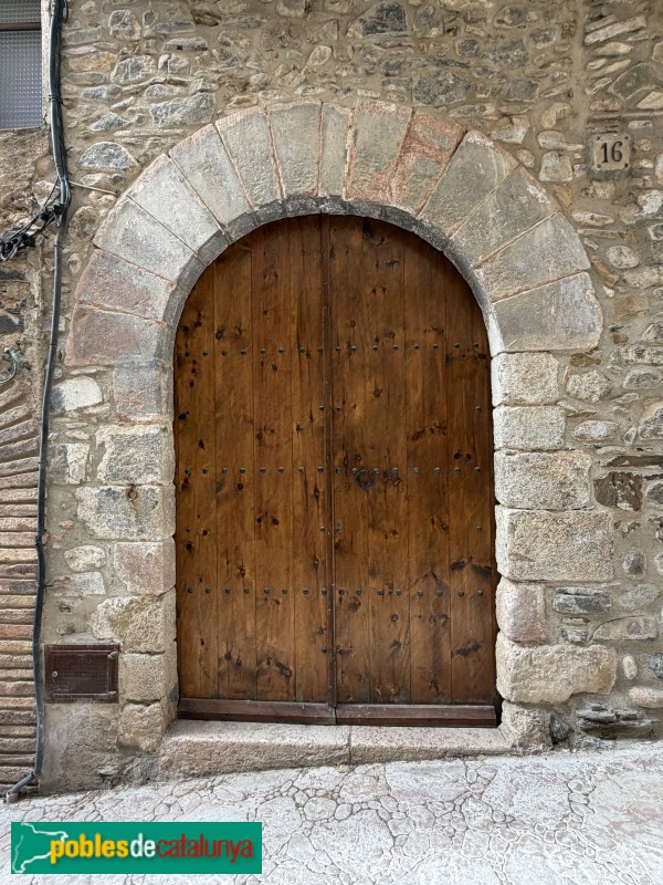 Poboleda - Portal adovellat (Foto: Albert Esteves, 2026) Poboleda - Portal adovellat