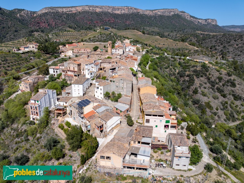 El Lloar, amb Cal Vilà, a mà esquerra